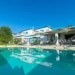 Appartement Akis & With Pool By Hotelius